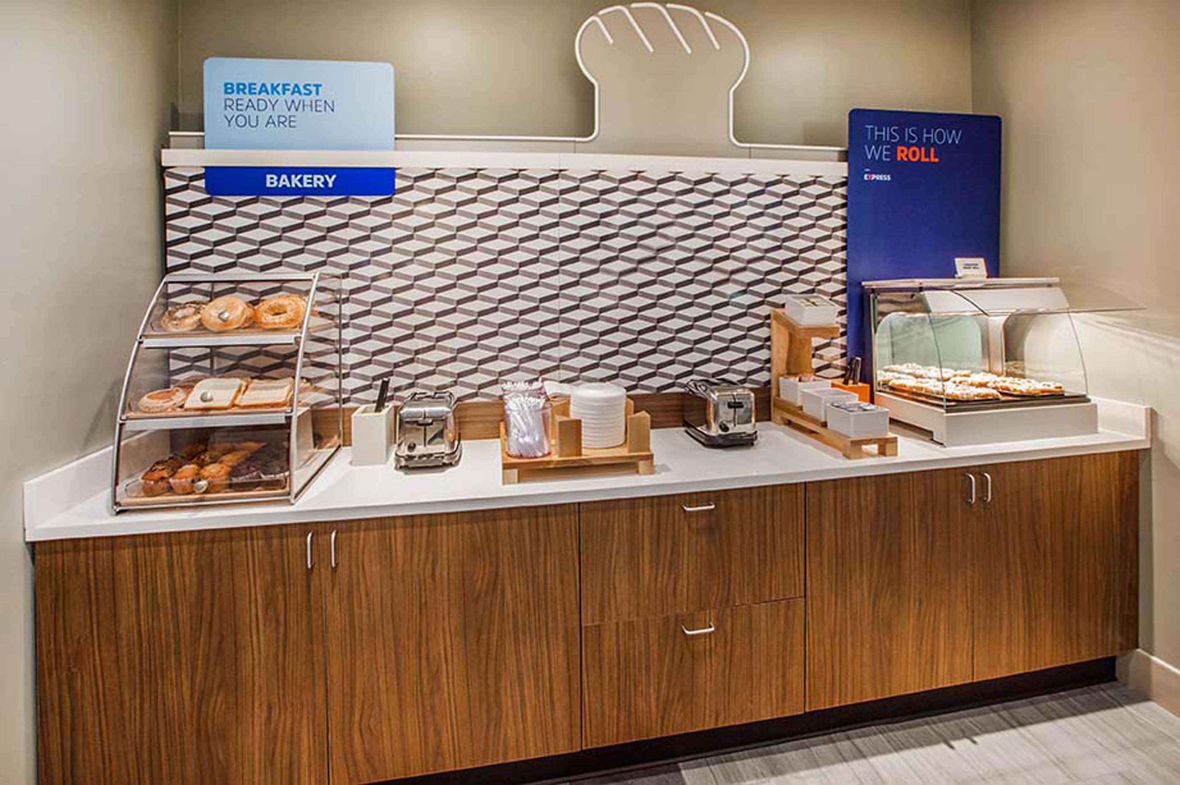 Holiday Express & Lexington Park By Ihg