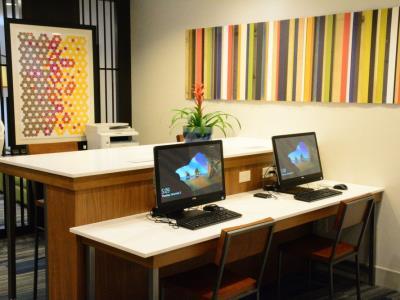 Holiday Express & Lexington Park By Ihg
